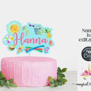 Może przedstawiać: Niebiesko-różowy topper na tort z imieniem "Hanna" i ilustracjami w letnim stylu, w tym słońcem, arbuzem, klapkami i torbą plażową. Topper znajduje się na różowym, lukrowanym torcie.