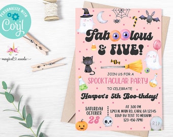 Puede incluir: Invitación a una fiesta de Halloween rosa con una ilustración en blanco y negro de un fantasma, un gato, una araña y maíz dulce. El texto dice "Fablous & Five!" y "¡Únete a nosotros para una fiesta Spooktacular para celebrar el 5º cumpleaños de Harper!" con la fecha y la hora de la fiesta.