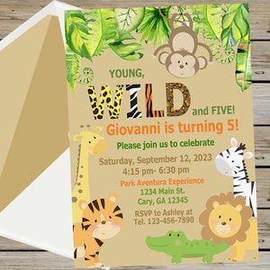 Puede incluir: Una invitación de cumpleaños con temática de la selva para un niño que cumple cinco años. La invitación presenta una jirafa, un tigre, un león, una cebra, un mono y un caimán. El texto dice "Young, Wild, and Five! Giovanni is turning 5!" con detalles sobre la fiesta, incluida la fecha, la hora y la ubicación.