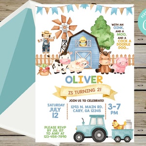 Puede incluir: Una invitaci&oacute;n de cumplea&ntilde;os de tem&aacute;tica de granja azul y amarilla para el segundo cumplea&ntilde;os de Oliver. La invitaci&oacute;n presenta un granero de dibujos animados, animales de granja y un tractor. El texto de la invitaci&oacute;n dice "&iexcl;Oliver cumple 2!" e incluye detalles sobre la fiesta, incluida la fecha, la hora y la ubicaci&oacute;n.