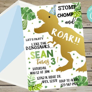 Pode incluir: Um convite para uma festa de aniversário com tema de dinossauros com uma silhueta dourada de um dinossauro rugindo. O convite diz "Let's party like the dinosaurs... Sean turns 3!" com um esquema de cores verde e dourado.