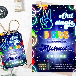 Op de afbeelding: Een verjaardagsuitnodiging en bijpassend label met een donkerblauwe achtergrond en kleurrijke accenten. De uitnodiging luidt "Out Single Digits" en "Michael's 10e verjaardag". Op het label staat "Bedankt voor het vieren van Ollie's 10e verjaardag".
