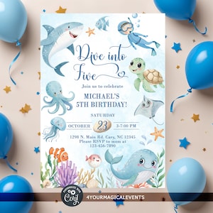 Puede incluir: Una invitación azul y blanca para una fiesta de quinto cumpleaños con temática submarina. La invitación presenta ilustraciones de dibujos animados de un tiburón, un pulpo, una tortuga y una ballena. El texto dice "Dive into Five" y "Michael's 5th Birthday!"