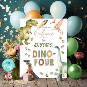 Op de afbeelding: Een feestbord met een dinosaurus thema. Het bord leest "Welcome to Jaxon's Dino-Four" met illustraties van dinosaurussen, een vulkaan en voetafdrukken. Ballonnen en bloemen omringen het bord.