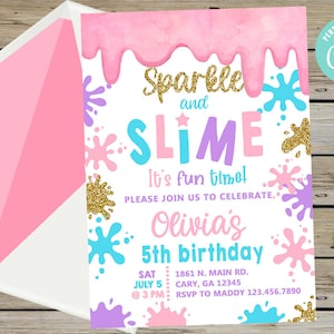 Könnte beinhalten: Eine rosafarbene und weiße Geburtstagseinladung mit glitzerndem goldenen und violetten Text, der "Sparkle and Slime It's fun time!" lautet. Die Einladung enthält auch den Text "Olivia's 5th birthday" und Details zur Party, einschließlich Datum, Uhrzeit, Ort und RSVP-Informationen.