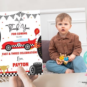 Biglietto di ringraziamento per il compleanno di un ragazzo con un'auto da corsa, non riesci a prendermi, ho tre anni, compleanno di un ragazzo di 3 anni, biglietto di ringraziamento con foto di un'auto da corsa rossa stampabile in digitale Corjl.