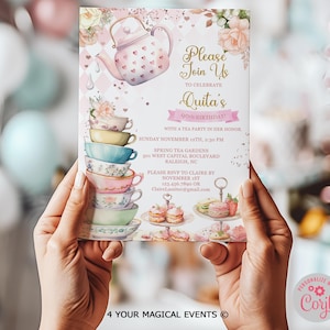 Puede incluir: Una invitación a una fiesta de té rosa y blanca con una ilustración de acuarela de una tetera y tazas de té. La invitación es para el 90 cumpleaños de Quita e incluye la fecha, la hora y el lugar de la fiesta. El texto "Please Join Us to Celebrate Quita's 90th Birthday" está escrito en letras doradas.