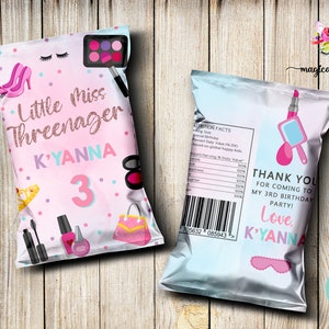 以下が含まれることがあります： メイクアップをテーマにしたピンクとブルーのパーティーのお土産袋。袋には、口紅、アイシャドウ、王冠のデザインが施されています。袋には「Little Miss Threenager」と「K'YANNA 3」の文字が書かれています。