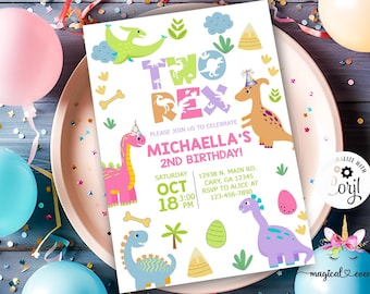 Könnte beinhalten: Eine rosafarbene und blaue Dinosaurier-Geburtstagseinladung für einen 2. Geburtstag. Die Einladung lautet "Two Rex" und enthält den Namen "Michaella's" und das Datum "Samstag, 18. Oktober".