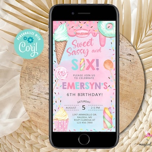 Puede incluir: Una pantalla de teléfono digital rosa y azul con una invitación de cumpleaños para un 6º cumpleaños. La invitación presenta un tema dulce y atrevido con helado, donuts y chispas. El texto dice "Sweet Sassy and Six! Please join us to celebrate Emersyn's 6th Birthday! Saturday, August 5, 2-5 PM, 1347 Armadillo Dr, Raleigh, MS, RSVP Clarissa at 123-456-7890."