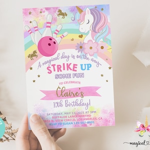 Może przedstawiać: Różowe i niebieskie zaproszenie na urodziny z jednorożcem i kręglami. Tekst brzmi "A magical day is on the way - Strike Up Some Fun to Celebrate Claire's 10th Birthday!" Zaproszenie zawiera datę, godzinę, miejsce i informacje RSVP.
