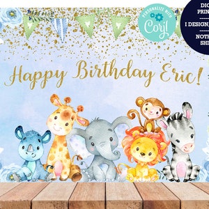 Op de afbeelding: Een blauwe en gouden printbare verjaardagsbord met de tekst "Happy Birthday Eric!" en een aquarel-illustratie van een giraffe, een olifant, een leeuw, een aap en een zebra.