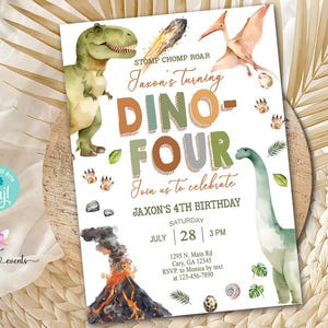 Może przedstawiać: Zaproszenie na urodziny z motywem dinozaurów z akwarelowymi ilustracjami T-Rexa, wulkanu i Pterodaktyla. Zaproszenie brzmi "Dino Four" i zawiera szczegóły imprezy: datę, godzinę i miejsce. Zaproszenie jest na 4. urodziny Jaxona.