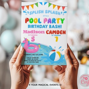Pode incluir: Um convite colorido para uma festa de aniversário na piscina para uma menina que faz cinco anos e um menino que faz sete. O convite apresenta um flutuador de piscina em forma de unicórnio, uma bola de praia e o texto "Splish Splash É uma festa de aniversário na piscina!"