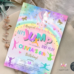 Pode incluir: Um convite colorido para uma festa de aniversário infantil de 6 anos. O convite apresenta um arco-íris, um unicórnio e as palavras "Let's Jump and Play to Celebrate Olivia's 6th Birthday!" O convite é decorado com glitter dourado e corações.