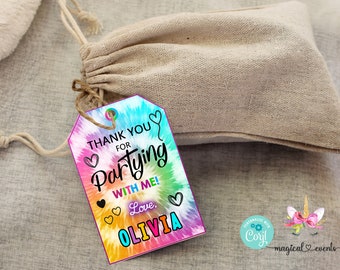 Puede incluir: Etiqueta de agradecimiento con estampado tie-dye con el texto "¡Gracias por festejar conmigo! Con cariño, Olivia".