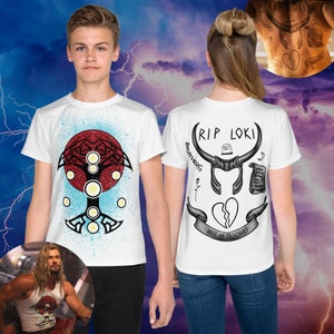 Könnte beinhalten: Zwei weiße T-Shirts mit unterschiedlichen Designs. Die Vorderseite des Shirts zeigt einen stilisierten Baum mit einem roten Kreis und weißen Punkten. Die Rückseite des Shirts zeigt ein schwarz-weißes Design mit dem Text "RIP LOKI" und einem gebrochenen Herzen.