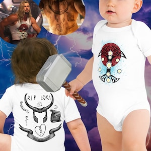 Könnte beinhalten: Zwei Baby-Bodys, einer weiß mit einem roten und blauen Baumdesign und der andere weiß mit einem schwarzen und weißen Tattoo-Design, auf dem "RIP Loki" und "Rest in Mischief" steht.