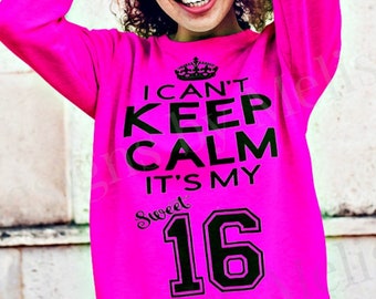 Pode incluir: Uma camisa de moletom rosa com texto preto que diz "Eu não posso manter a calma é meu doce 16" com uma coroa acima da palavra "posso".