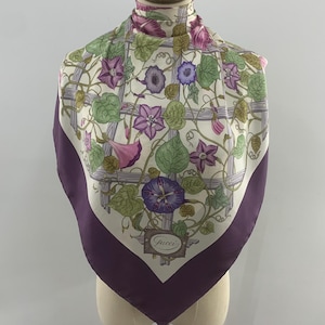 Vintage Gucci Schal, Original Gucci Seidenschal, Gucci 90er Jahre Schal, Gucci Foulards, Gucci Blumenschal Lila Borte, Halswickelhalstuch