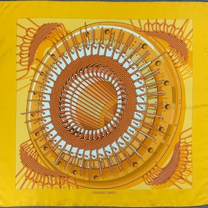 Bufanda de seda vintage Hermes Ochre Alternateur de P Peron en la década de 1971 Bufanda auténtica Hermes de 90 cm Foulard Carre de Hermes Bufandas amarillas de sarga de seda