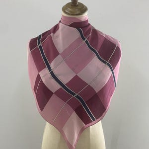 Foulard Carré TED LAPIDUS En Fine Soie - Motif Fleurs Rouge/rose - 66x66cm - Occasion Très Bon état