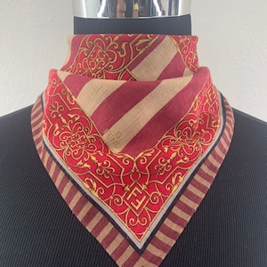 Pañuelo barroco rojo Fendi vintage, Bandana Fendi auténtica, Plaza de bolsillo Fendi, Bufanda de algodón de lujo Fendi, Bufanda cuadrada, Pañuelo