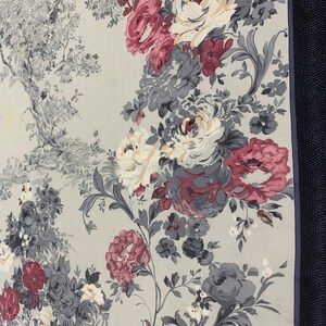 Foulard Nina Ricci En Soie Imprimé Fleuri - Occasion Bel état, Couleurs Multiples, Style Châle