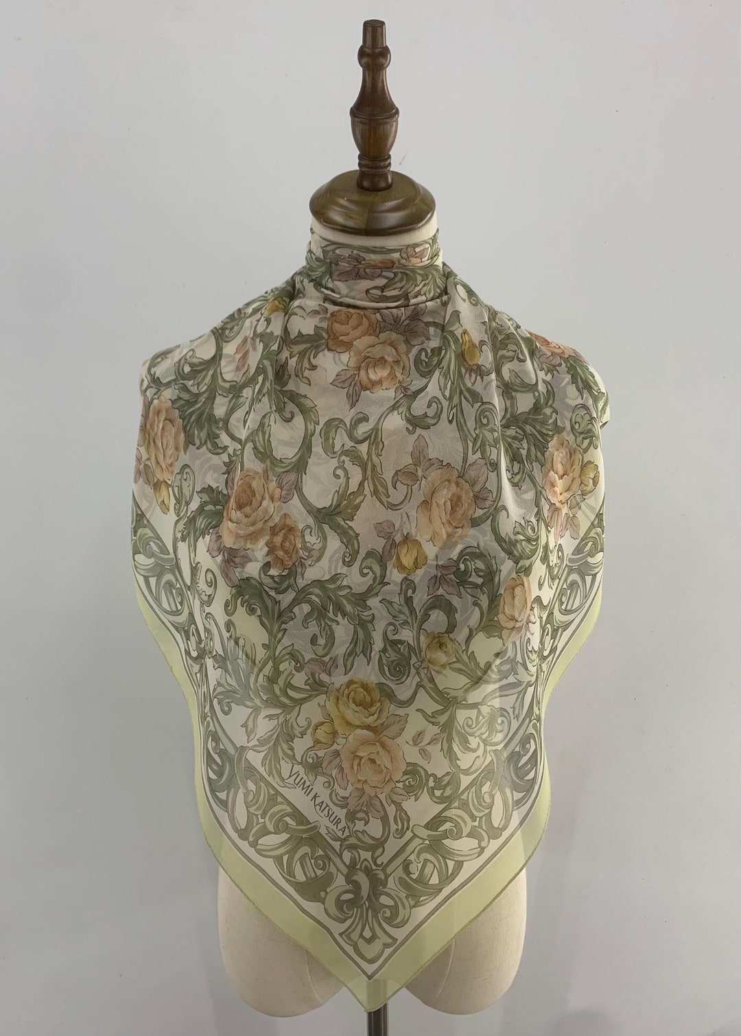Foulard Vintage En Soie 100% - Motif Floral Multicolore - Occasion En Bon état - Style Bandana Carré