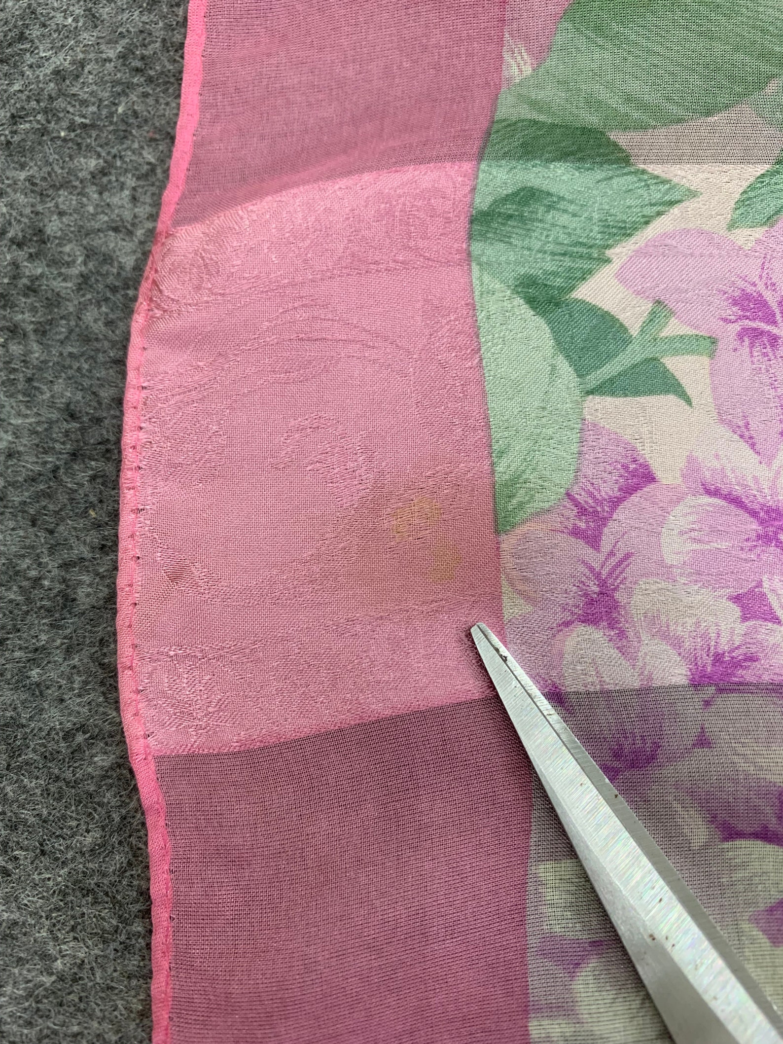 Foulard En Soie 100% Hardy Amies – Carré Rose Roulotté Main – Vintage 78cm