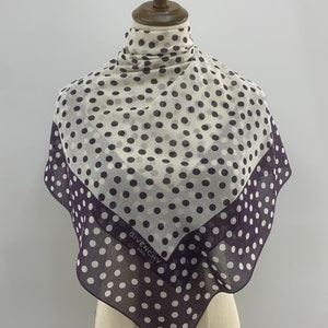 Vintage Givenchy zijden sjaal, vintage Givenchy accessoires, Givenchy sjaal, Givenchy Polka Dot sjaal, paars witte vintage sjaal Givenchy