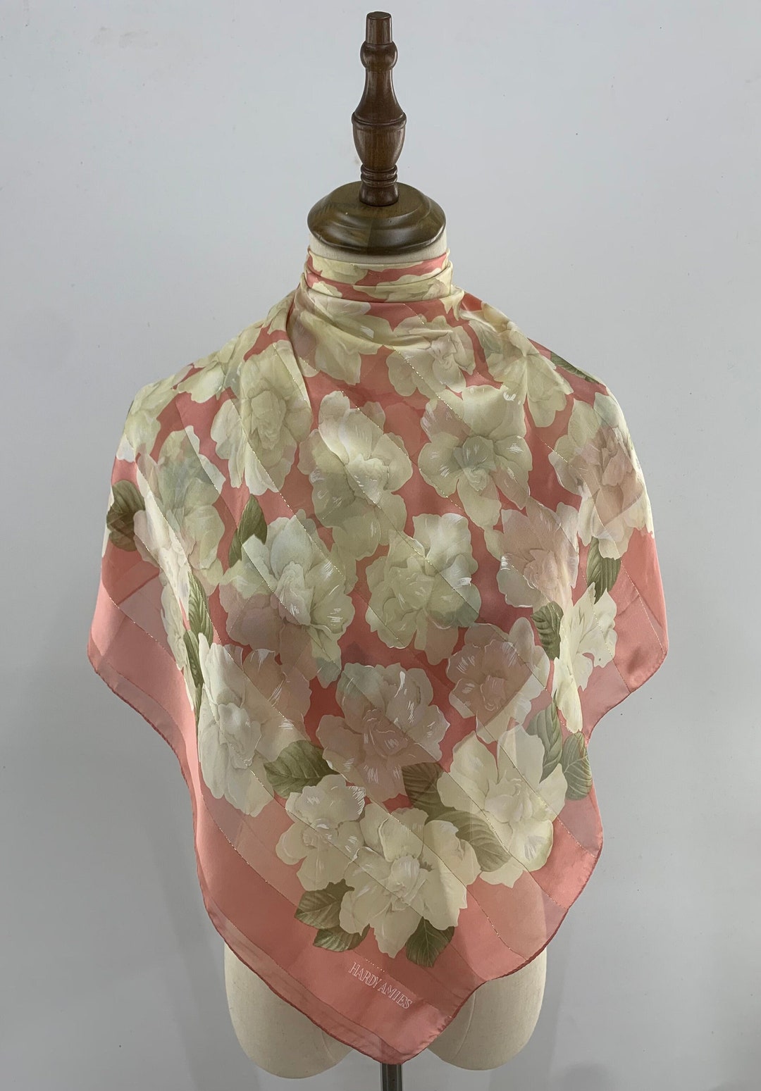 Foulard En Soie 100% Hardy Amies – Carré Rose Roulotté Main – Vintage 78cm