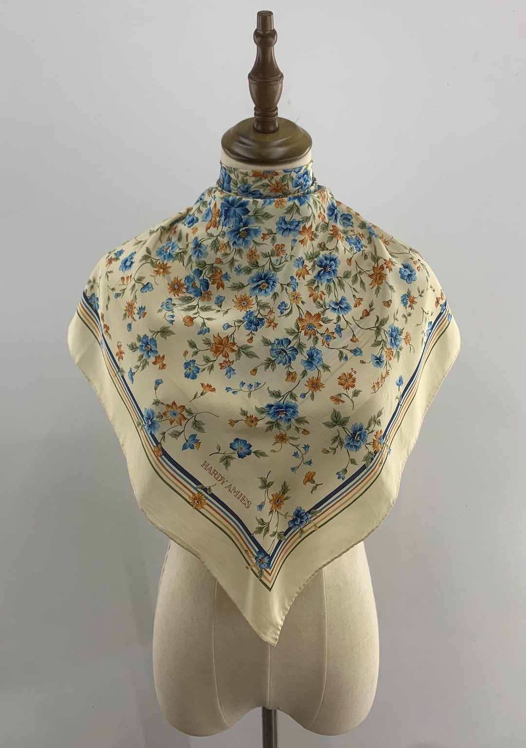 Foulard En Soie 100% Hardy Amies – Carré Rose Roulotté Main – Vintage 78cm