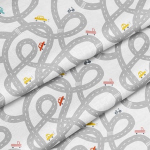 Può includere: Tessuto grigio e bianco con un motivo ripetitivo di strade grigie, auto rosse, gialle e rosa e biciclette grigie.