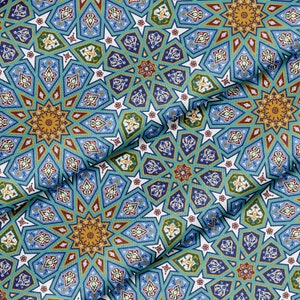 Puede incluir: Un patrón sin costuras que presenta intrincados diseños geométricos en tonos de azul, verde, blanco y dorado. El patrón recuerda al arte y la arquitectura islámica tradicional.