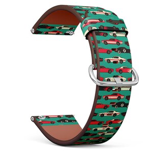 Könnte beinhalten: Ein braunes Lederarmband mit grünem Hintergrund und einem sich wiederholenden Muster aus roten, weißen und schwarzen Oldtimern. Das Armband hat eine silberne Schließe.