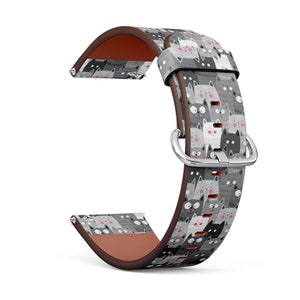 Peut inclure: Un bracelet de montre avec un motif répété de chats de dessin animé dans des tons de gris, noir et blanc. Le bracelet a un dos en cuir marron et une boucle argentée. Le bracelet est conçu pour une montre standard.