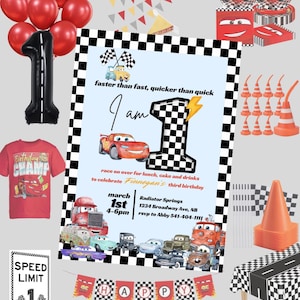 Puede incluir: Un conjunto de artículos para fiestas con temática de coches de carreras. Incluye una camiseta roja, globos, platos, servilletas, una pancarta y un letrero que dice "Speed Limit 1". La invitación dice "Más rápido que rápido, más rápido que rápido".