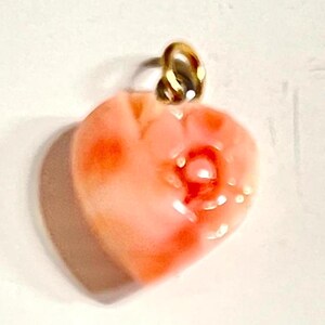 Vintage geschnitzter 13 mm Herzanhänger aus natürlicher rosa Koralle nicht behandelt die Schnitzerei und die Korallenfarbe können variieren. Handarbeit in Taiwan Versandkostenfrei