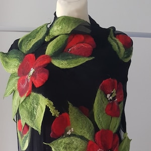Seidenschal / Nunofelt / Geschenk für eine Frau / schwarze Stola mit Mohnblumen / Seidenschal mit Mohnblumen /