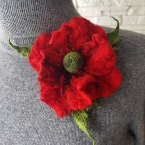 Wool poppy / Poppy brooch / Wildflowers / Gift for a woman / Poppy pin