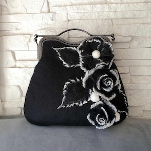 Bolso de fieltro con rosas blancas y negras / Regalo para ella / Bolso bandolera de mujer / Bolso floral de fieltro de lana / rosas negras