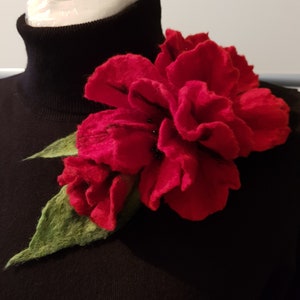 Felt brooch \ red flowers \ Gift for a woman \ Felt jewelry \ Felt flowers