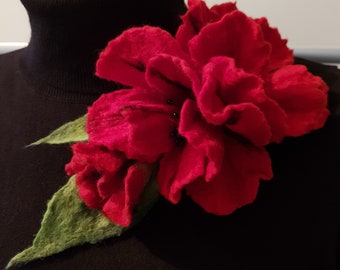 Felt brooch \ red flowers \ Gift for a woman \ Felt jewelry \ Felt flowers