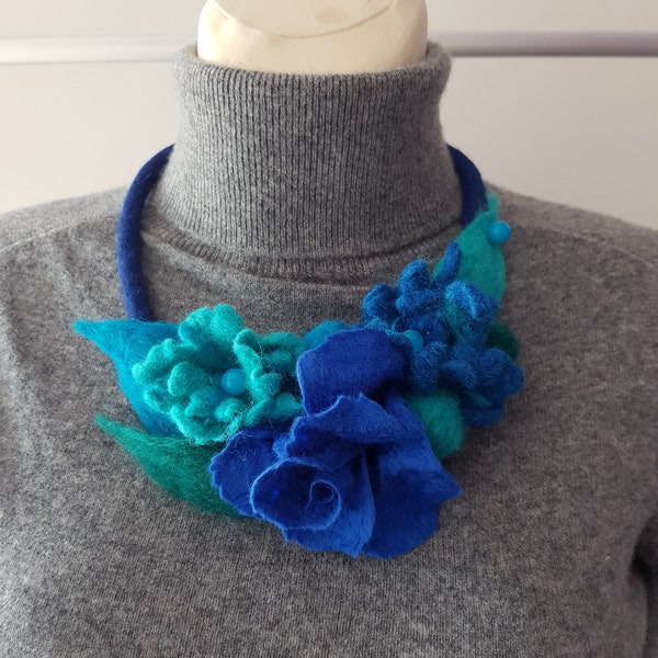 Filzkette / Wollschmuck / Halskette in blauen Farben / Geschenk für Frau / Filzschmuck / Blaue Blumen