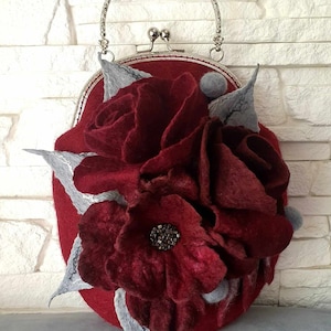 Burgunderrote Handtasche / Wollhandtasche / Filzhandtasche / Blumenhandtasche / Geschenk für eine Frau / Gefilzte Handtasche mit burgunderroten Rosen /