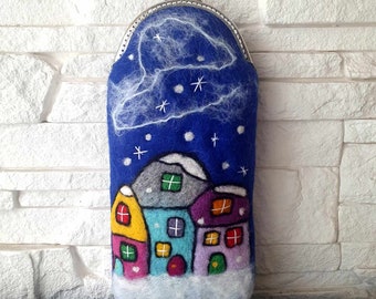 Winter glasses case / Case with colorful houses / Gift for her / Felted glasses case