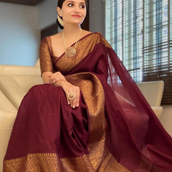 Sari en tissage de soie douce Kanchipuram indien de couleur bordeaux uni avec chemisier blanc assorti.