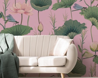 Può includere: Un divano bianco con una coperta rosa chiaro si trova di fronte a una parete rosa con un motivo floreale. Il motivo presenta foglie di loto verdi, fiori di loto rosa e libellule blu.