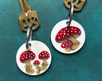 Lightweight wooden keychain hand painted pretty mushrooms | handmade in Quebec | mushroom lovers or mycology | gift for her | funghi lovers